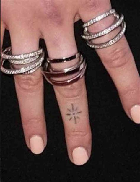 tatuajes dua lipa|13 tatuajes de Duo Lipa y su significado